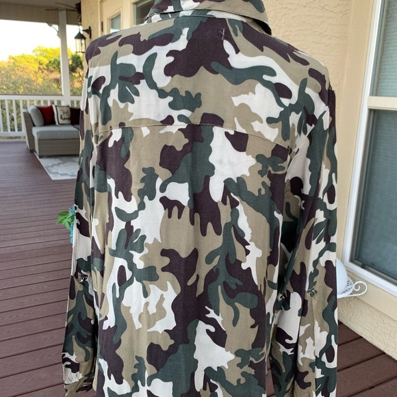 Miss LiLi Camouflage Button Pocket Detail Blouse - Picture 4 of 15